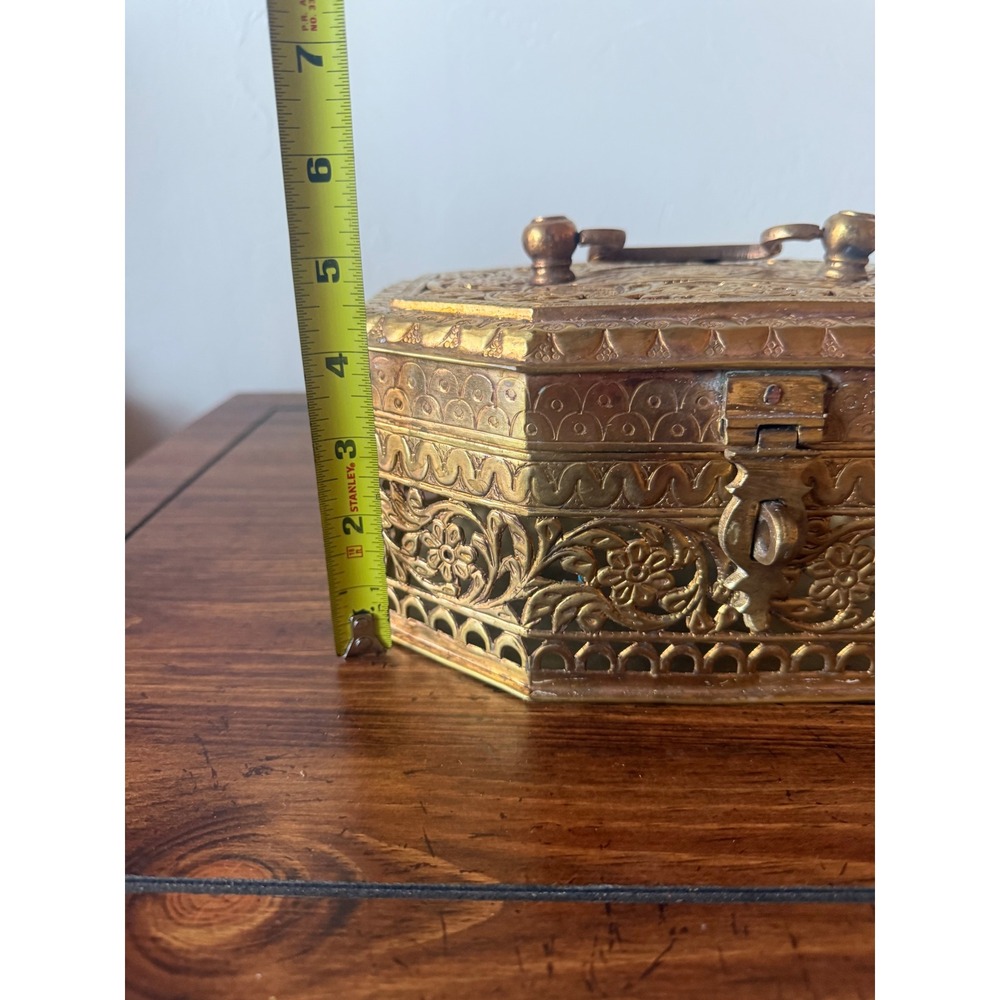 Vintage Brass Octagon Trinket Box - Ornate  Mughal Jewelry or Trinket Box - Picture 13 of 13